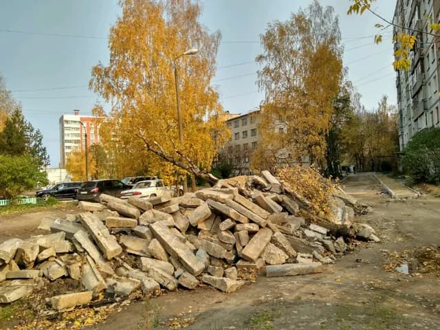 Склад стройматериалов во дворе (Смоленск)