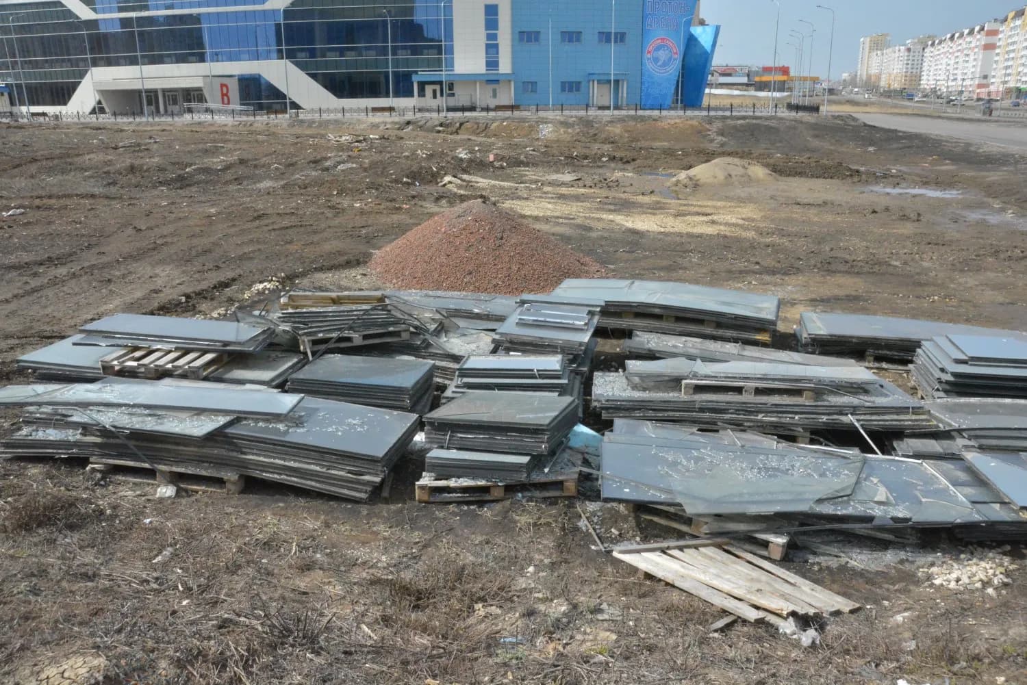 Свалка железных конструкций у стадиона (Саратов)
