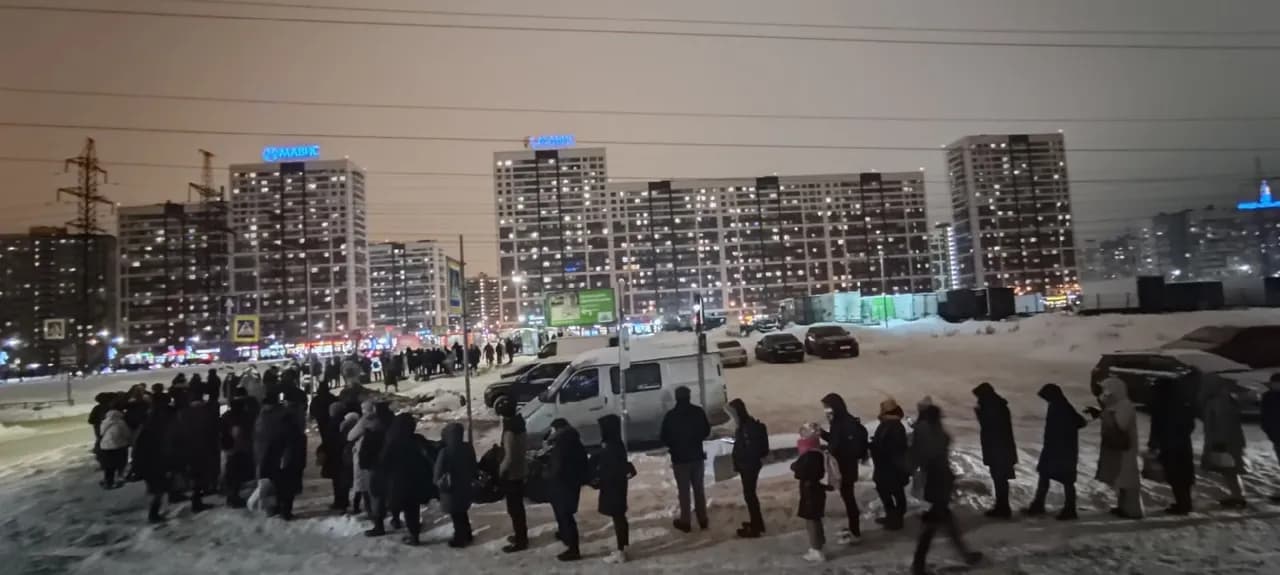 Очередь к метро в Мурино